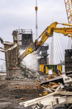 Demolition of the old Rhine bridge Neuenkamp, the A40, behind the first of 2 new bridges, which is