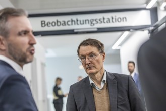 Federal Health Minister Karl Lauterbach (right, SPD) visiting a clinic in Baden-Württemberg, where