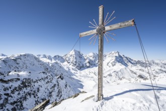 Summit cross at the summit of the Madritschspitze, mountain panorama with snow-covered mountain