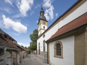 Hemalige so-called Kirchgaden, barns, on the right the Protestant St John's Church in the historic