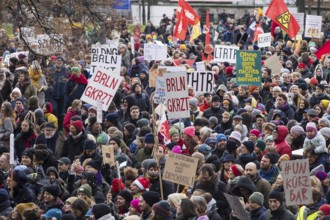 Participants with a large number of signs at the starting point in the Lustgarten during the