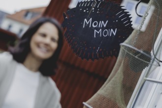 Annalena Bärbock (Alliance 90/The Greens), Federal Foreign Minister, photographed at the fish stand