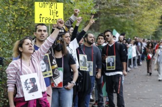 Thousands of Iranians demonstrate in Berlin to support the protests in Iran. With a human chain,