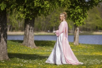 Cinderella can also be seen around Moritzburg Castle in spring. Model Tamara Kretschmer once again