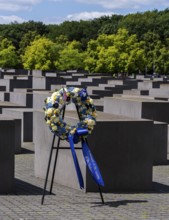 Memorial wreath in front of the Holocaust memorial at the Brandenburg Tor, Berlin, Germany, Europe