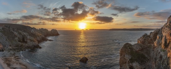 Sunset on the Pointe de Dinan, a sublime point, Panorama, panoramic. Crozon, Finistere, Brittany,