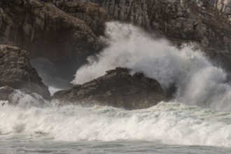 Large waves of the Atlantic Ocean crash against the rocks of a cliff. Camaret sur mer, Crozon,