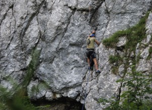 A man climbs a route on the Spitzsteinwand in Erl, 14.07.2024