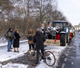 Farmers' protest action, tractor with protest display, Straße des 17. Juni, Berlin, Germany, Europe