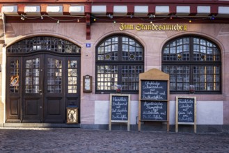 Handkäs, green sauce and pork knuckle, the Zum Standesämtchen pub on Römerberg attracts visitors