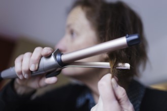 Topic: Woman with curling iron, Bonn, 08.12.2023