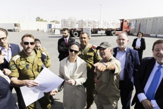 Annalena Bärbock (Alliance 90/The Greens, M), Foreign Minister, is shown trucks carrying