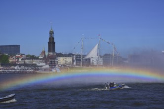 Deutschland, Hamburg, Hafen, Feuerwehrauto im Einsatz