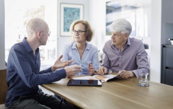 Symbolic photo on the subject of counselling. An older woman and an older man sit together at a