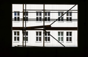 Scaffolding at the window of a house, behind it a completed house, Berlin, 06.05.2024., Berlin,