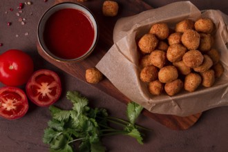 Hähnchen-Popcorn, frittiert, Nuggets, Nahaufnahme, rustikal, keine Menschen