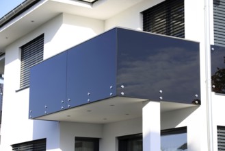 Black balcony railing made of glass and stainless steel