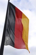 Deutsche Nationalfahne weht im Wind (Deutsche Flagge weht im Wind)