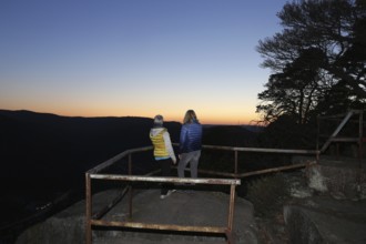 Two woman enjoy the twilight and the view in the Palatinate Forest in the evening (symbolic image)