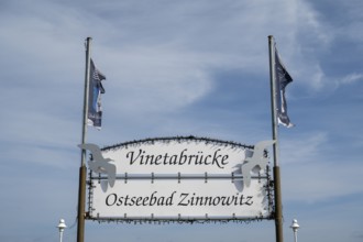 Sign Vinetabrücke and Ostseebad Zinnowitz, pier, Zinnowitz, Usedom Island, Baltic Sea,