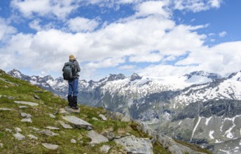 Mountaineers on a hiking trail in front of a picturesque mountain landscape, rocky mountain peaks