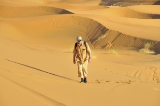 Man (50-55), desert trekking, Erg Chebbi, Morocco, Africa