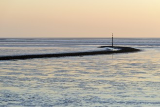 Evening mood at the Wadden Sea, stone groyne with sea mark, North Sea, Norddeich, Lower Saxony,