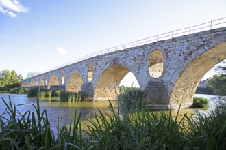 Puente de Piedra over the river Rio Duero, Romanesque bridge, Zamora, province of Zamora, Castile