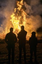 Spectators at a dunning fire at a rally of farmers and peasants against the German government's