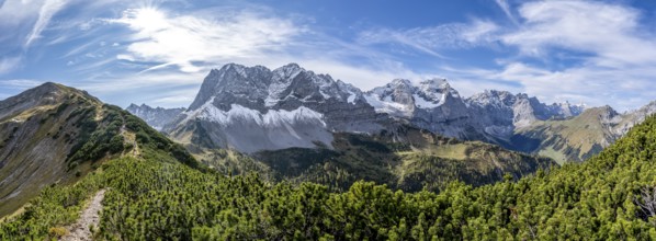 Mountain panorama with steep rocky peaks, view of Laliderspitze, Dreizinkenspitze and