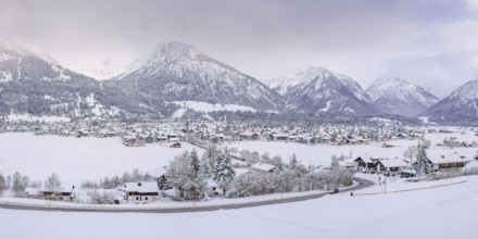 Lorettowiesen, Oberstdorf, behind it Schattenberg, 1845m, and Riffenkopf, 1748m, Allgäu Alps,