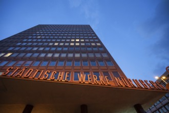 Municipal works at dusk, listed esrte tower block in Nuremberg, Am Plärrrer, Nuremberg, Middle