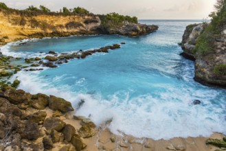 Beach in the Blue Lagoon bay on the holiday island of Nusa Lembongan, blue, algae formation,