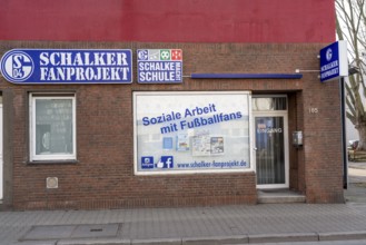 The Schalker Mile, Mile of Tradition, Kurt-Schumacher-Straße in Gelsenkirchen-Schalke, Schalker Fan