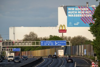 A40 motorway, thyssenkrupp Steel Europe AG Bochum plant, advertising for hydrogen as an energy