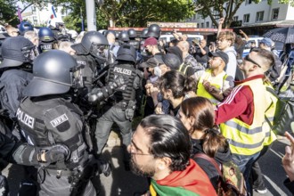 Riots in the run-up to the AFD party conference in Essen, demonstrators try to prevent AFD