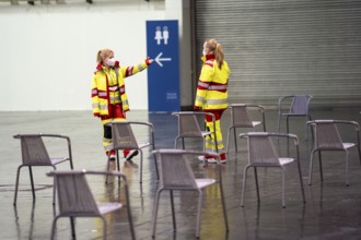 Helpers at the test run in the vaccination centre for the corona vaccinations, in a hall at Messe