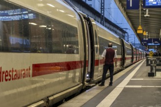 ICE train, train traffic, passengers, Essen central station, North Rhine-Westphalia, Germany,