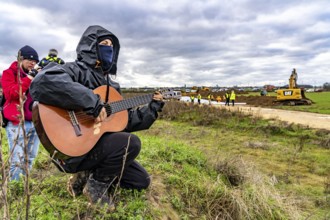 Start of the eviction of the hamlet Lützerath at the lignite mine Garzweiler 2, activists try to