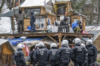 2nd day of the clearing of the hamlet Lützerath, by the police, of tree houses and huts, of climate