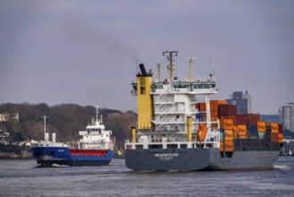 Cargo ships, container ships, feeder ships, on the Elbe, Hamburg, Germany, Europe