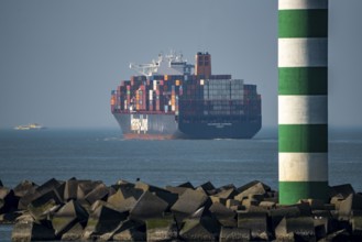 Container freighter VALPARAISO EXPRESS, of the shipping company Hapag-Lloyd, in the harbour exit of