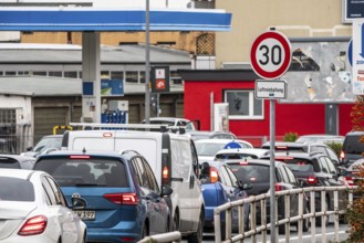 30 km/h zone on Herner Straße in Bochum Riemke to keep the air clean, ban on lorries driving