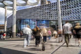 Station forecourt of Utrecht Centraal station, people on their way to and from the station, Hoog