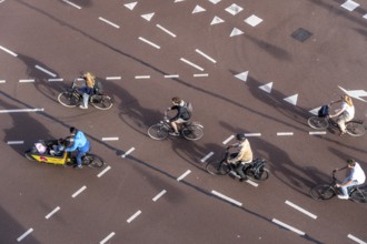 Crossing at Lange Viestraat, markings for cars and bicycles, green phase only for cyclists to be