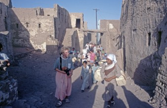 Children accompany tourists, houses, main town El Qasr of the oasis ad-Dachla, Libyan Desert,