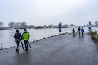 High water on the Rhine at Düsseldorf-Kaiserswerth, foggy weather, riverside paths and Rhine