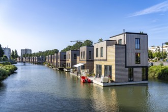 18 Floating residential buildings Havenlofts Nassauhaven, energy-neutral, solar cells, heat from