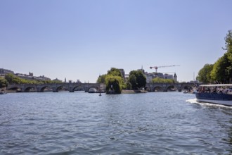 Friedliche Flussszene mit einer Brücke und vorbeifahrenden Booten, Paris