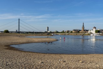 Rhine near Düsseldorf, extremely low water, Rhine level at 81 cm, tendency falling, after a long